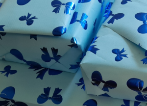 blaues Geschenkpapier für den Ehemann
